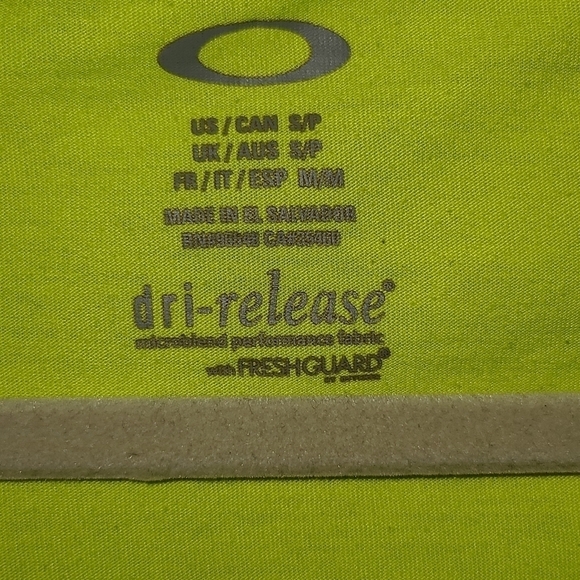 𝅺OAKLEY Women's Workout Shirt - Picture 2 of 5